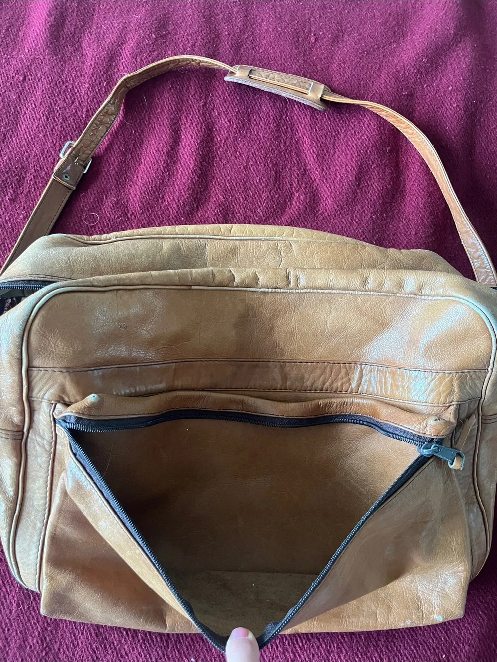 Men's Tan Leather Messenger Bag with Adjustable Strap